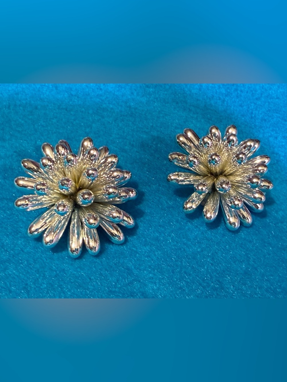 Vintage Large Silvertone Cluster Daisy Clip-On Earrings - Floral Statement